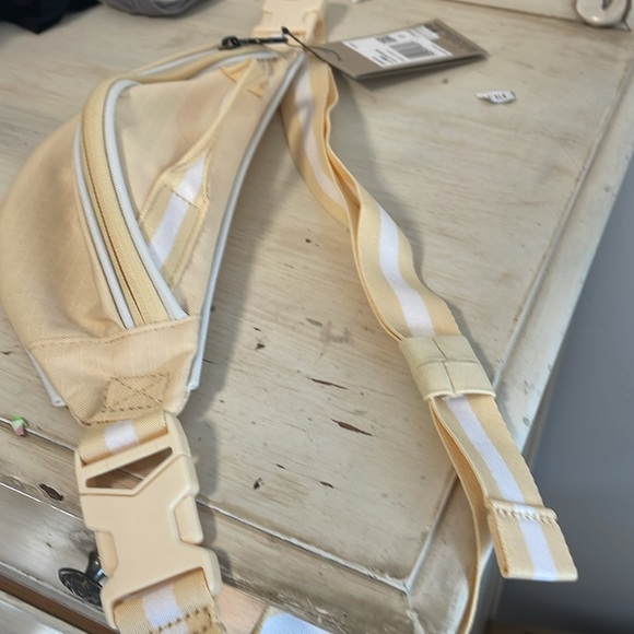 NWT Nike sling bag/ fanny pack - Picture 2 of 3